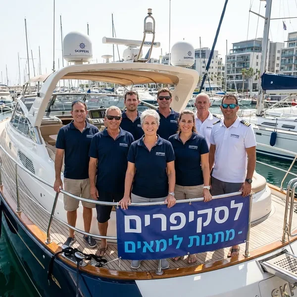 צוות סקיפרים מקצועי על סיפון יאכטה במעגן